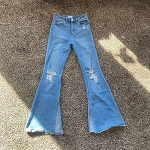 Ripped, light wash, slit detail, high-quality jeans. Size 3
